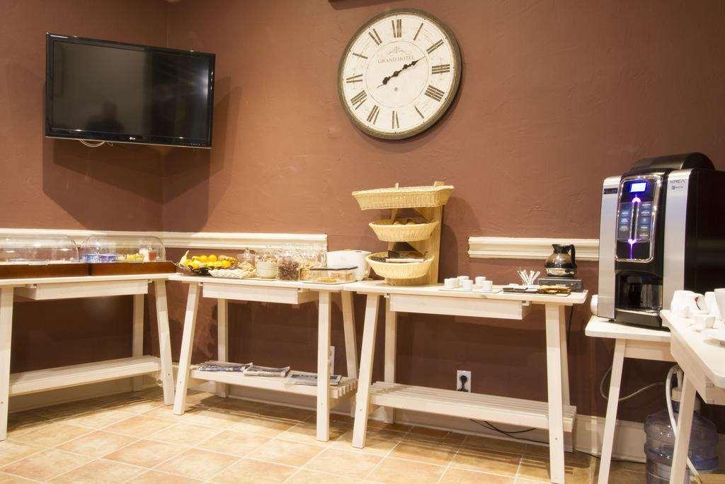 Brit Hotel Roanne - Le Grand Hotel ร้านอาหาร รูปภาพ