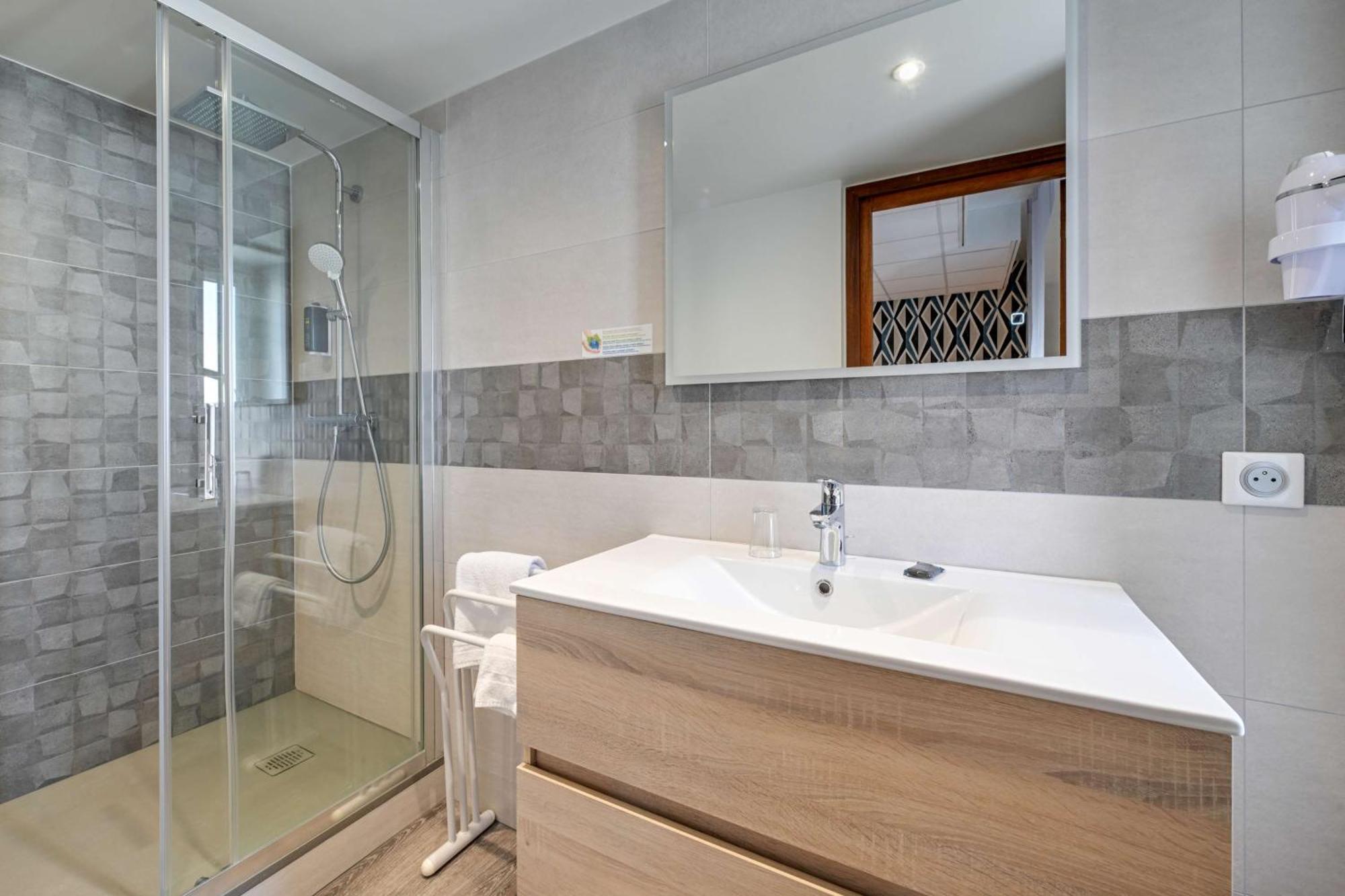 Brit Hotel Roanne - Le Grand Hotel ภายนอก รูปภาพ
