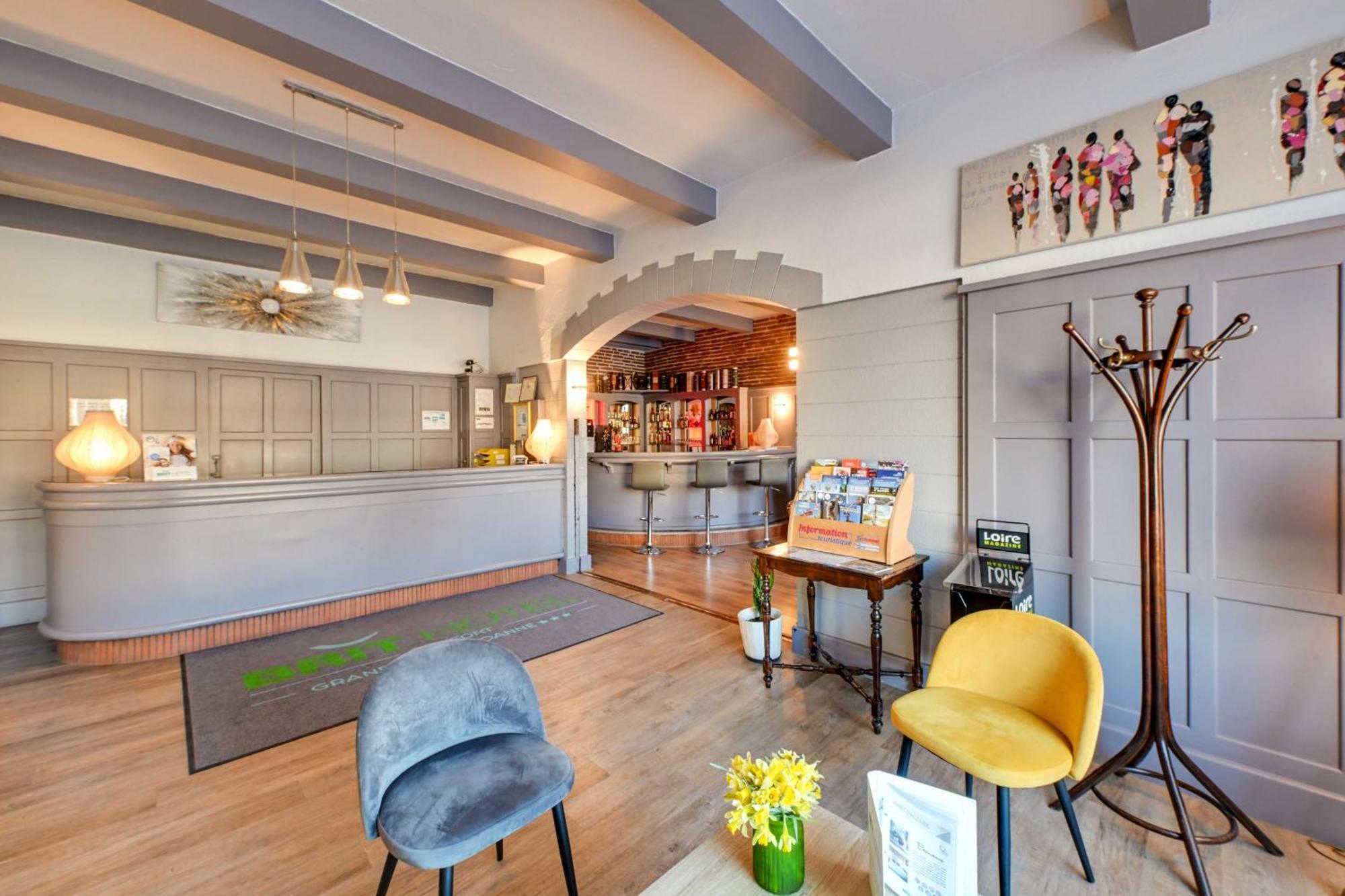 Brit Hotel Roanne - Le Grand Hotel ภายนอก รูปภาพ